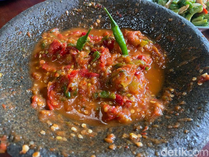 Raos Pisan! Ayam Bakar dan Sambal Dadak Ibu Ubed yang Bikin Selebriti Ketagihan