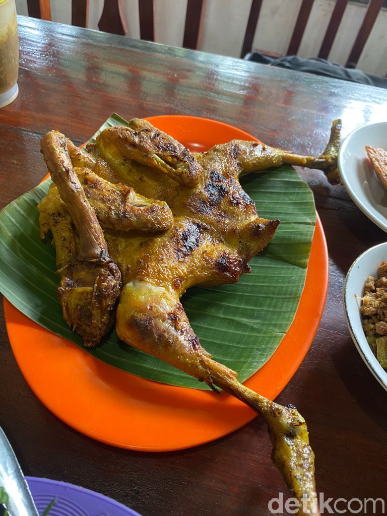 Raos Pisan! Ayam Bakar dan Sambal Dadak Ibu Ubed yang Bikin Selebriti Ketagihan
