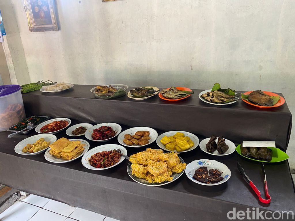 Raos Pisan! Ayam Bakar dan Sambal Dadak Ibu Ubed yang Bikin Selebriti Ketagihan
