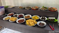 “Kalau mau lengkap datang sekitar jam 11 siang. Itu makanan jam segitu sudah lengkap semua. Setiap harinya kita buat sekitar 20-30 jenis makanan, di luar menu ayam kampung bakar ya. Di sini ada tumisan pare, genjer, kangsung, daun singkong sampai tumis tauge itu hangat semua,” ungkap Lala. Foto: detikFood