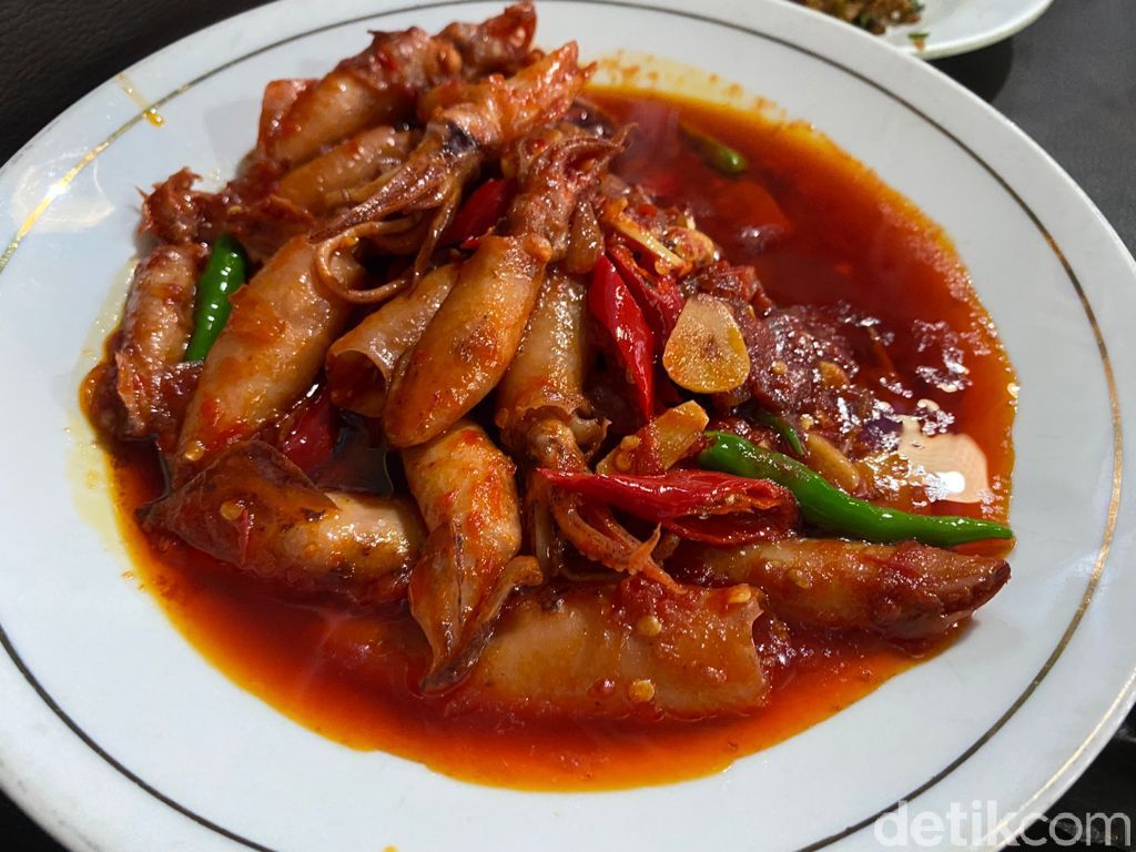 Raos Pisan! Ayam Bakar dan Sambal Dadak Ibu Ubed yang Bikin Selebriti Ketagihan
