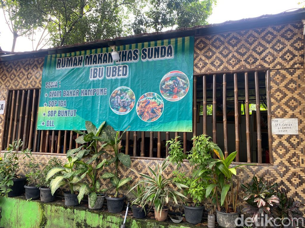 Raos Pisan! Ayam Bakar dan Sambal Dadak Ibu Ubed yang Bikin Selebriti Ketagihan