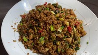 Tak perlu khawatir dengan harga yang ada di RM Ibu Ubed. Semua makanan dan tumisan sayur yang tersedia di sini punya harga terjangkau, bahkan hampir mirip dengan kisaran harga di warteg pada umumnya. Foto: detikFood