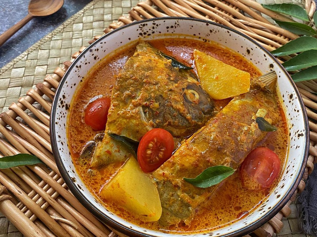 Resep Ikan Bawal Kuah Kari Yang Gurih Pedas Buat Lauk Makan Siang