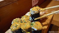 Selain itu detikfood juga mencicipi Salmon Dynamite Roll yang terbuat dari gulungan nasi dan nori dengan isian daging ikan salmon dan tambahan saus mentai yang lezat. Salmon dynamite roll ini juga termasuk menu spesial yang cukup sering dipesan oleh para pelanggan. Foto: detikcom/Diah Afrilian