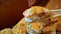 Salah satu hidangan salmon yang detikfood cicipi adalah Salmon Nigiri Mentai. Pengunjung bisa memilih apakah salmon yang ditambahkan pada sushi ingin dibuat setengah matang atau matang? Foto: detikcom/Diah Afrilian