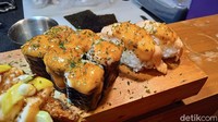 Rasa sushi yang enak dengan harga yang terjangkau, mulai dari Rp10 ribu membuat pelanggan selalu memadati kedai sushi kaki lima yang satu ini. Bahkan Diaz mengaku dalam sehari ia bisa mendapatkan omzet hingga lebih dari Rp1 juta. Foto: detikcom/Diah Afrilian