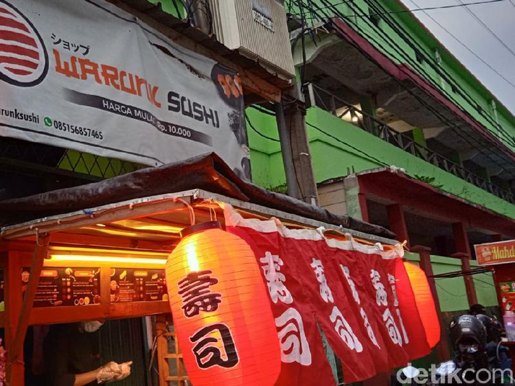 Oishi! Mantan Chef Ini Jualan Sushi Kaki Lima Rp10 Ribuan