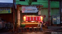 Mengandalkan pengalamannya, mantan chef salah satu hotel berbintang ini sekarang memulai usaha kecil-kecilan sendiri. Diaz membuka usaha kuliner sushi kaki lima bernama Warunk Sushi. Foto: detikcom/Diah Afrilian