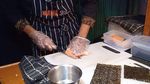 Oishi! Mantan Chef Ini Jualan Sushi Kaki Lima Rp10 Ribuan