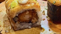 Menggunakan bahan-bahan yang cukup rumit seperti udang tempura dan alpukat, Diaz ternyata punya trik sendiri untuk menjaga kualitasnya. Mulai dari tempura yang dibuat sendiri hingga pemilihan kematangan alpukat yang sangat diperhatikan. Foto: detikcom/Diah Afrilian