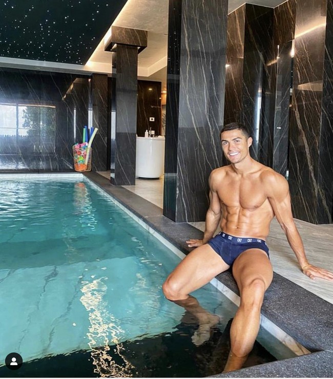 Area kolam renang indoor menjadi salah satu favorit Cristiano Ronaldo di rumahnya. Foto: Instagram