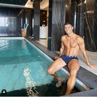 Area kolam renang indoor menjadi salah satu favorit Cristiano Ronaldo di rumahnya. Foto: Instagram
