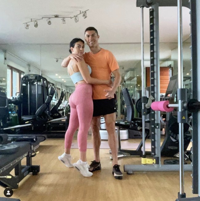 Sebagai pesepakbola, Ronaldo rutin berolahraga di gym pribadi di rumahnya. Sang kekasih Georgina Rodriguez juga kerap beraktivitas fisik di gym tersebut. Foto: Instagram