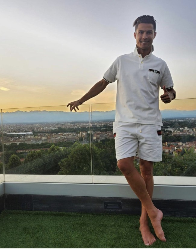 Rumah pemain bola yang kini tinggal di Manchester karena pindah ke klub Manchester United dari Juventus itu memiliki sederet fasilitas. Foto: Instagram