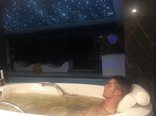 Bersantai setelah seharian beraktivitas, Ronaldo punya kamar mandi dan spa yang mewah. Pria 36 tahun itu bisa bersantai di bathtub, berendam air hangat. Foto: Instagram