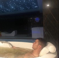 Bersantai setelah seharian beraktivitas, Ronaldo punya kamar mandi dan spa yang mewah. Pria 36 tahun itu bisa bersantai di bathtub, berendam air hangat. Foto: Instagram