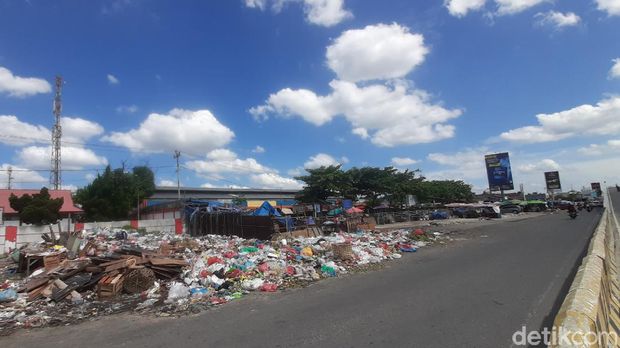 Sampah berserakan di jalanan Pekanbaru, Riau (Raja Adil Siregar/detikcom)