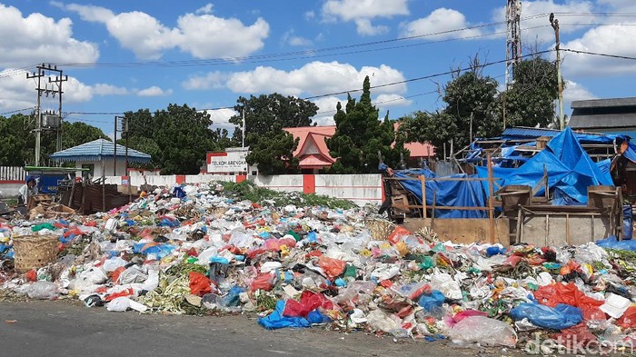 Sampah berserakan di jalanan Pekanbaru, Riau (Raja Adil Siregar/detikcom)