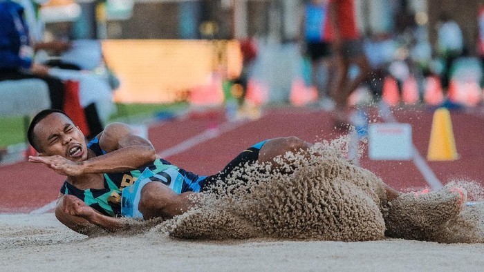 Sapwaturrahman atlet lompat jangkit asal Nusa Tenggara Barat berhasil meraih medali emas pada PON XX Papua 2021 di Stadion Atletik Mimika Sport Complex, Kabupaten Mimika, Papua, Kamis (7/10/2021)

(Foto: PB PON XX PAPUA 2021/Peksi Cahyo)