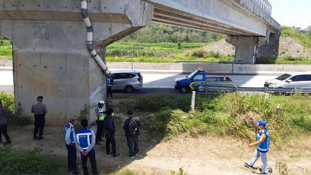 Satlantas Polres Boyolali dan petugas TMJ mengecek TKP sekelompok anak bermain di tengah tol, Km 480, Boyolali, Jumat (8/10/2021).