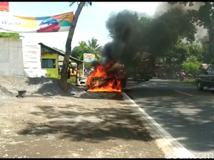 Sedan di Lumajang Hangus Terbakar Gara-gara Korsleting Listrik