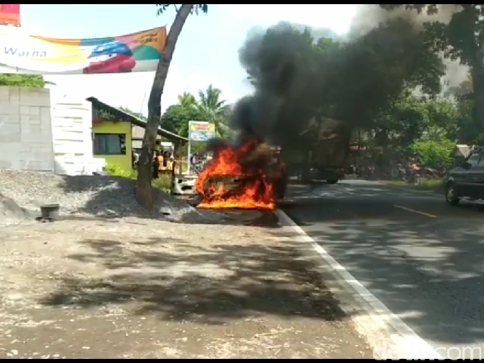 Mobil sedan hangus terbakar saat melintas di jalan raya Desa Wonorejo, Kecamatan Kedungjajang. Kebakaran itu diduga terjadi karena korsleting listrik.