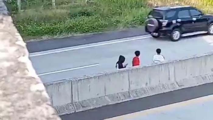 Sekelompok anak-anak bermain di tengah tol Semarang-Solo, Km 480, Boyolali, Jawa Tengah.