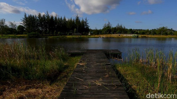 Untuk terus mendukung pembangunan sektor pariwisata di Belitung Timur, beberapa objek wisata dengan klasifikasi yang bebeda juga harus tetap dibangkitkan. Salah satu diantaranya ada yang berkaitan dengan alam (nature), maritim/underwater, budaya (culture), warisan sejarah (historical heritage) dan buatan (artificial). Untuk terus mendukung pembangunan sektor pariwisata di Belitung Timur, beberapa objek wisata dengan klasifikasi yang bebeda juga harus tetap dibangkitkan. Salah satu diantaranya ada yang berkaitan dengan alam (nature), maritim/underwater, budaya (culture), warisan sejarah (historical heritage) dan buatan (artificial).