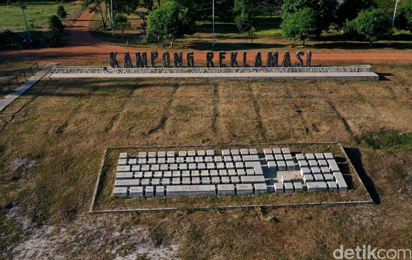 Menurut pengelola, objek wisata Kampong Reklamasi Selinsing akan dibuka untuk pengunjung/umum pada bulan Januari 2021. Sayang, pandemi COVID yang tak kunjung usai membuat rencana itu hanya menjadi sebuah rencana. Menurut pengelola, objek wisata Kampong Reklamasi Selinsing akan dibuka untuk pengunjung/umum pada bulan Januari 2021. Sayang, pandemi COVID yang tak kunjung usai membuat rencana itu hanya menjadi sebuah rencana.