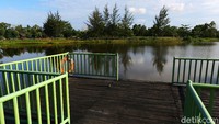 Salah satu spot foto yang keren ada di dermaga danau buatan (ex. Tambang timah) ini. 