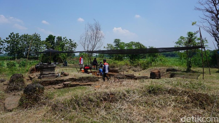 BPCB Jatim mengekskavasi Situs Watu Kucur di Jombang. Tempat penggalian arkeologi tersebut dulunya merupakan punden yang dikeramatkan warga setempat.