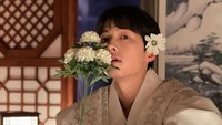 Meski sudah memasuki usia 36 tahun, penampilan Song Joong Ki nggak kalah muda dengan mereka yang baru 22 tahun. Setuju? (Foto: dok. Instagram @hi_songjoongki)