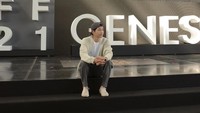 Sebelumnya Song Joong Ki tampil necis dengan tuksedo. Kali ini dia terlihat lebih santai. (Foto: dok. Instagram @hi_songjoongki)