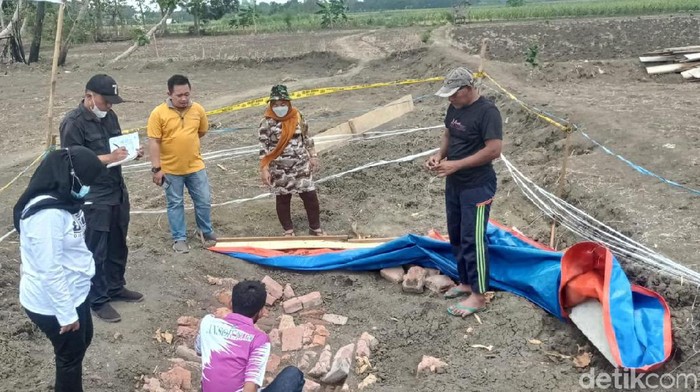 BPCB Jatim mendatangi temuan struktur batu bata di Dusun Jetis, Desa Sambangan, Kecamatan Babat. Arkeolog BPCB Jatim Wicaksono Dwi Nugroho memastikan itu batu bata lama.