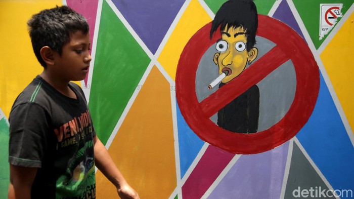 Tahu Nggak, Ada Kampung Bebas Asap Rokok Lho di Jakarta Di sudut Kota Jakarta terdapat sebuah kampung yang dikenal sebagai Kampung Bebas Asap Rokok. Nekat merokok di sini siap-siap kena denda Rp 50 ribu. Penasaran?