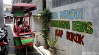 Diketahui, beberapa Rukun Tetangga (RT) di RW 06 Kelurahan Kayu Manis, Matraman, Jakarta Timur, menjadikan lingkungannya sebagai Kampung Bebas Asap Rokok.