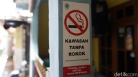 Kawasan itu pun tampak dihiasi dengan mural serta stiker penanda kawasan bebas asap rokok.