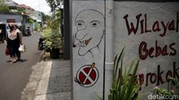 Kehadiran mural-mural tersebut selain sebagai pengingat serta edukasi mengenai bahaya rokok juga turut untuk mempercantik kawasan itu.