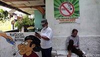 Di Kampung Bebas Asap Rokok ini bila ada warga yang kedapatan merokok di kawasan tersebut akan dikenai denda Rp 50 ribu.