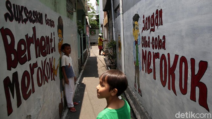 Di sudut Kota Jakarta terdapat sebuah kampung yang dikenal sebagai Kampung Bebas Asap Rokok. Nekat merokok di sini siap-siap kena denda Rp 50 ribu. Penasaran?
