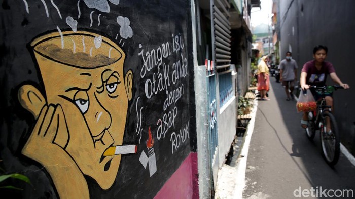 Tahu Nggak, Ada Kampung Bebas Asap Rokok Lho di Jakarta Di sudut Kota Jakarta terdapat sebuah kampung yang dikenal sebagai Kampung Bebas Asap Rokok. Nekat merokok di sini siap-siap kena denda Rp 50 ribu. Penasaran?
