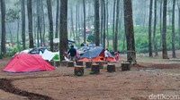 Kendati baru beroperasi selama 2 bulan, namun camping ground seluas 5 hektar itu mencuri perhatian wisatawan dan selalu ramai di akhir pekan. Ada berbagai fasilitas yang disediakan mulai dari kamar mandi, api unggun, hingga penyewaan tenda. Untuk bisa berkemah di Cozy Land, pengunjung cukup merogoh kocek Rp 25 ribu rupiah per orang. (Whisnu Pradana/detikTravel)