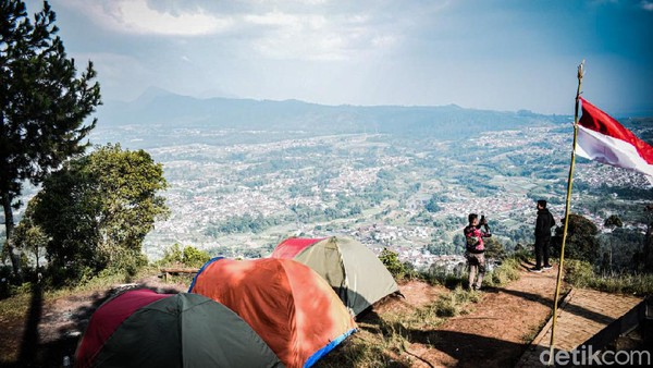 Yang pertama ada Camping Ground Gunung Putri, tepatnya di Geger Bintang Matahari. Berada di ketinggian 1.587 MDPL, objek wisata tersebut menyuguhkan city view pada siang hari dan city light pada malam hari. (Whisnu Pradana/detikTravel) Yang pertama ada Camping Ground Gunung Putri, tepatnya di Geger Bintang Matahari. Berada di ketinggian 1.587 MDPL, objek wisata tersebut menyuguhkan city view pada siang hari dan city light pada malam hari. (Whisnu Pradana/detikTravel)