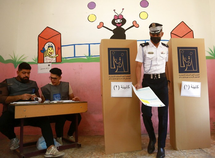 ----- Iraq menggelar pemilihan anggota parlemen pada Minggu (10/10). Namun aparat keamanan dijadwalkan mencoblos duluan pada Jumat (8/10). Begini potretnya.