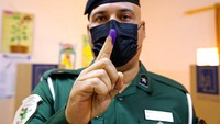 Polisi Irak menunjukan tinta di jari usai mencoblos dalam pemilu parlemen di Kota Basra, Irak (8/10). Pemilu ini merupakan pemilu kelima setelah berakhirnya rezim Saddam Hussein. (AP Photo/Nabil al-Jurani)