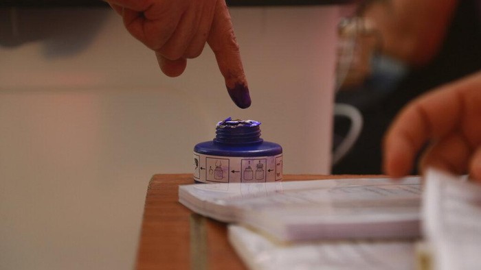 ----- Iraq menggelar pemilihan anggota parlemen pada Minggu (10/10). Namun aparat keamanan dijadwalkan mencoblos duluan pada Jumat (8/10). Begini potretnya.