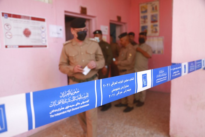 Tentara dan Polisi Nyoblos Duluan dalam Pemilu Irak ----- Iraq menggelar pemilihan anggota parlemen pada Minggu (10/10). Namun aparat keamanan dijadwalkan mencoblos duluan pada Jumat (8/10). Begini potretnya.