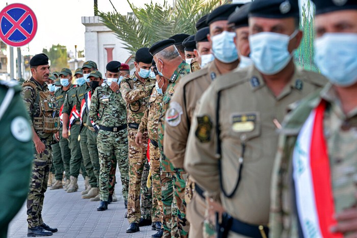 Tentara dan Polisi Nyoblos Duluan dalam Pemilu Irak ----- Iraq menggelar pemilihan anggota parlemen pada Minggu (10/10). Namun aparat keamanan dijadwalkan mencoblos duluan pada Jumat (8/10). Begini potretnya.