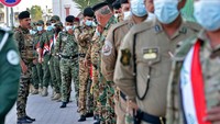 Tentara dan polisi berbaris menunggu giliran mencoblos dalam pemilu parlemen Irak di Kota Basra, (8/10). Sebanyak 1,5 juta anggota tentara dan kepolisian mempunyai hak pilih di negara tersebut. (AP Photo/Nabil al-Jurani)